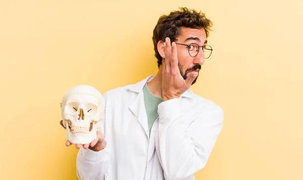 Jovem Médico Segurando Crânio — Fotografia de Stock