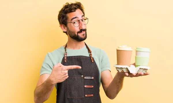 Jongeman Met Afhaalkoffie — Stockfoto