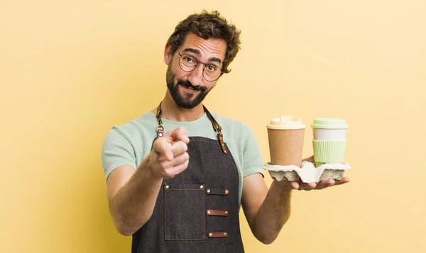 Jongeman Met Afhaalkoffie — Stockfoto