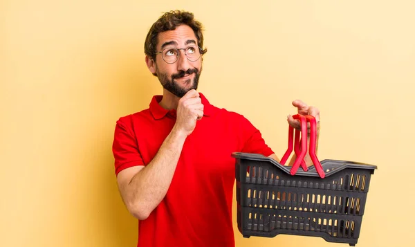 Joven Loco Con Una Cesta Vacía —  Fotos de Stock