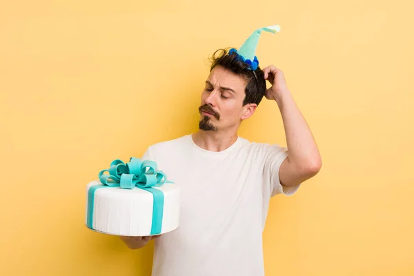 Junger Mann Mit Geburtstagstorte — Stockfoto