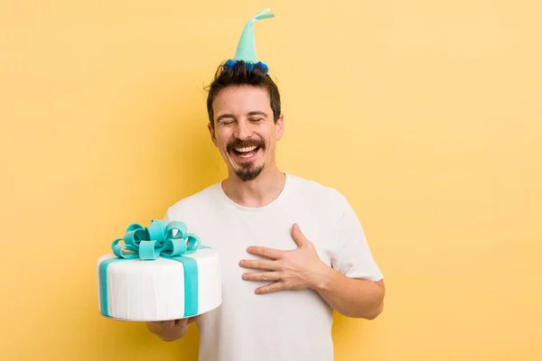 Joven Con Pastel Cumpleaños —  Fotos de Stock