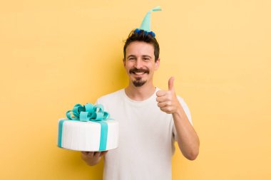 Doğum günü pastalı genç adam.