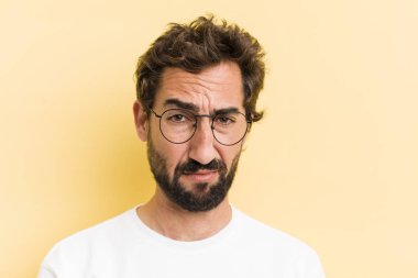 Genç çılgın adam kızgın yüz ifadesi