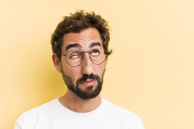 Genç, çılgın, kendini ifade eden, üzgün ya da endişeli bir adam.