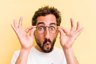 Genç çılgın, dışa dönük adam şok oldu ya da şaşırdı.