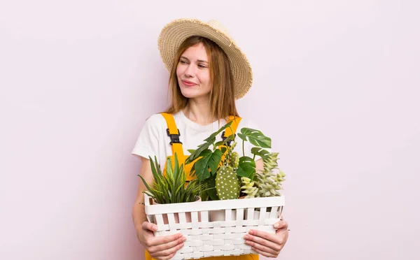 一个带着植物的漂亮女人 花哨的概念 — 图库照片