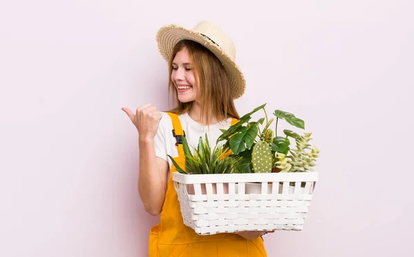 一个带着植物的漂亮女人 花哨的概念 — 图库照片