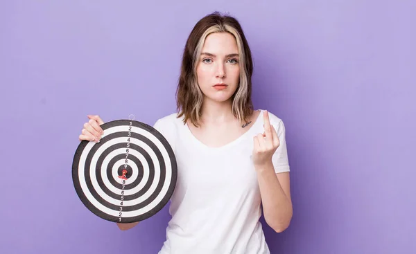 Mujer Bastante Caucásica Sentirse Enojado Molesto Rebelde Agresivo Dardo Concepto —  Fotos de Stock