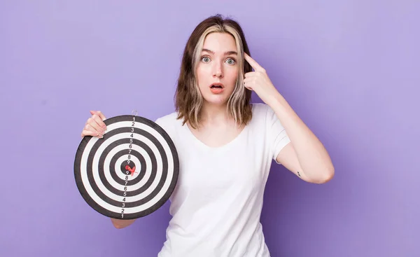 Mujer Bastante Caucásica Mirando Sorprendida Realizando Nuevo Pensamiento Idea Concepto —  Fotos de Stock