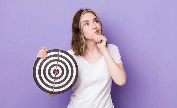 Mujer Bastante Caucásica Pensando Sintiéndose Dudosa Confundida Dardo Concepto Objetivo —  Fotos de Stock