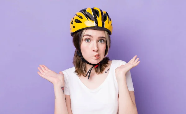 Pretty Caucasian Woman Feeling Puzzled Confused Doubting Bicycle Concept — Stock Photo, Image