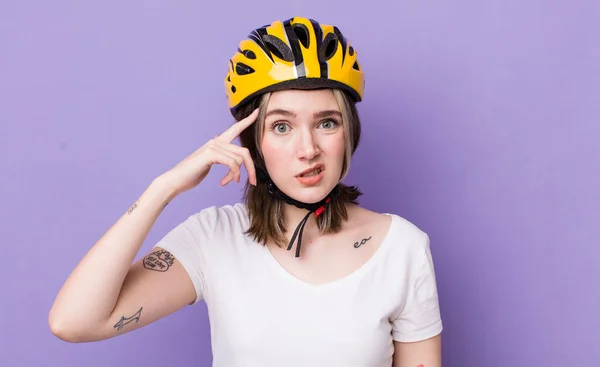 Pretty Caucasian Woman Feeling Confused Puzzled Showing You Insane Bicycle — Stock Photo, Image
