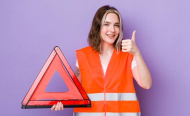 Güzel, beyaz bir kadın gururlu, olumlu gülümsüyor. araba üçgeni kavramı