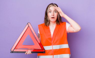 Kafkasyalı bir kadın mutlu, şaşkın ve şaşırmış görünüyor. araba üçgeni kavramı