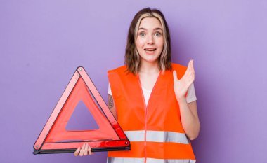 Kafkasyalı bir kadın kendini mutlu hissediyor ve inanılmaz bir şeye hayret ediyor. araba üçgeni kavramı