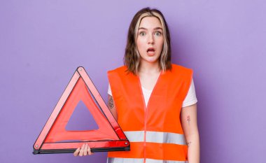 Kafkasyalı bir kadın çok şaşırmış ya da şaşkın görünüyor. araba üçgeni kavramı