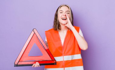 Kafkasyalı bir kadın kendini mutlu hissediyordu, elleri ağızının yanında bağırıyordu. araba üçgeni kavramı