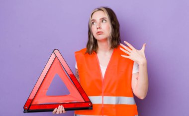 Oldukça beyaz bir kadın stresli, endişeli, yorgun ve hayal kırıklığına uğramış hissediyor. araba üçgeni kavramı