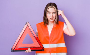 Kafası karışmış ve kafası karışmış beyaz bir kadın. Deli olduğunu gösteriyor. araba üçgeni kavramı