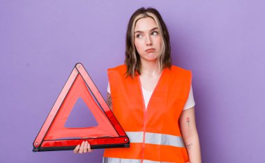 Kafkasyalı bir kadın üzgün, üzgün ya da kızgın ve yana bakıyor. araba üçgeni kavramı