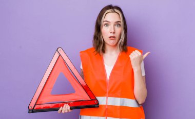 Kafkasyalı bir kadın inançsızlığa şaşırmış görünüyor. araba üçgeni kavramı
