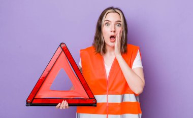 Kafkasyalı bir kadın şok olmuş ve korkmuş hissediyor. araba üçgeni kavramı