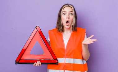 Kafkasyalı bir kadın inanılmaz bir sürprizle şaşkına döndü ve hayrete düştü. araba üçgeni kavramı