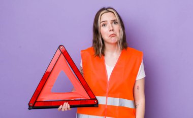 Kafkasyalı bir kadın üzgün ve mızmızlanıyor. Mutsuz bir bakışı var ve ağlıyor. araba üçgeni kavramı