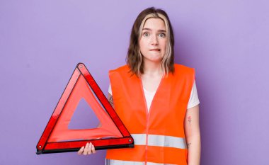 Kafası karışmış ve kafası karışmış beyaz bir kadın. araba üçgeni kavramı