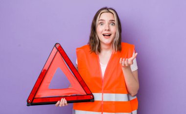 Kafkasyalı bir kadın umutsuz, sinirli ve stresli görünüyor. araba üçgeni kavramı