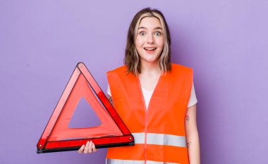 Kafkas bir kadın mutlu ve hoş bir şekilde şaşırmış görünüyor. araba üçgeni kavramı