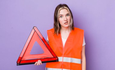 Kafası karışmış ve kafası karışmış beyaz bir kadın. araba üçgeni kavramı