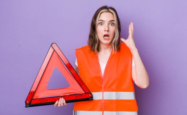 Güzel, beyaz bir kadın ellerini havaya kaldırarak çığlık atıyor. araba üçgeni kavramı