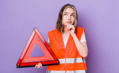 Kafkasyalı bir kadın düşünüyor, kuşkulu ve şaşkın hissediyor. araba üçgeni kavramı