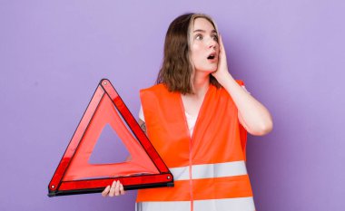 Kafkasyalı bir kadın mutlu, heyecanlı ve şaşırmış hissediyor. araba üçgeni kavramı