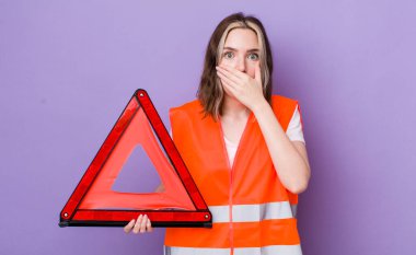 Güzel, beyaz bir kadın elleri ile ağzını kapatıyor. araba üçgeni kavramı