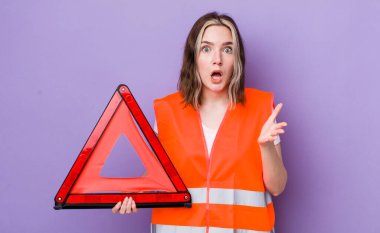 Kafkasyalı bir kadın son derece şaşırmış ve şok olmuş hissediyor. araba üçgeni kavramı