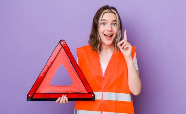 Kafkasyalı bir kadın bir fikri fark ettikten sonra mutlu ve heyecanlı bir dahi gibi hissediyor. araba üçgeni kavramı