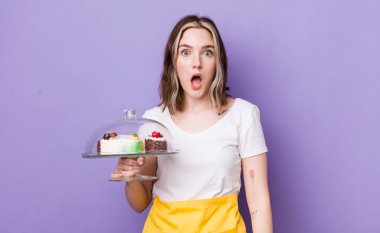 Kafkasyalı bir kadın çok şaşırmış ya da şaşkın görünüyor. Ev yapımı kek konsepti