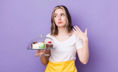 Oldukça beyaz bir kadın stresli, endişeli, yorgun ve hayal kırıklığına uğramış hissediyor. Ev yapımı kek konsepti