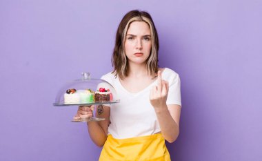 Kafkasyalı bir kadın kızgın, sinirli, asi ve agresif hissediyor. Ev yapımı kek konsepti