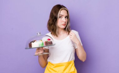 Kafkasyalı bir kadın kibirli, başarılı, pozitif ve gururlu görünüyor. Ev yapımı kek konsepti