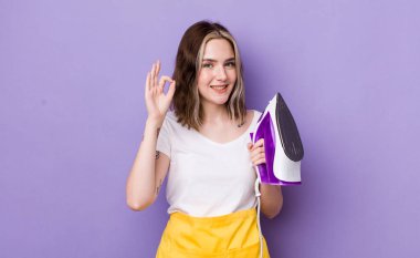 Kafkasyalı güzel bir kadın kendini mutlu hissediyor, iyi bir jestle onaylıyor. el demiri konsepti