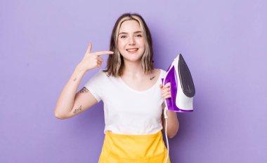 Güzel, beyaz bir kadın kendi gülüşünü işaret ediyor. el demiri konsepti