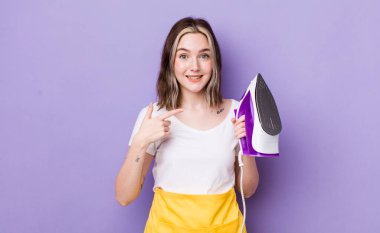 Oldukça beyaz bir kadın heyecanlı ve şaşırmış görünüyor. el demiri konsepti