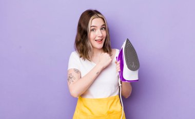 Kafkasyalı güzel bir kadın kendini mutlu hissediyor ve bir meydan okumayla yüzleşiyor ya da kutluyor. el demiri konsepti