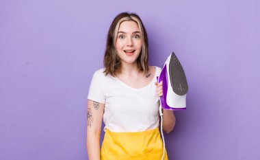 Kafkas bir kadın mutlu ve hoş bir şekilde şaşırmış görünüyor. el demiri konsepti