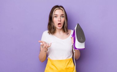 Kafkasyalı bir kadın son derece şaşırmış ve şok olmuş hissediyor. el demiri konsepti