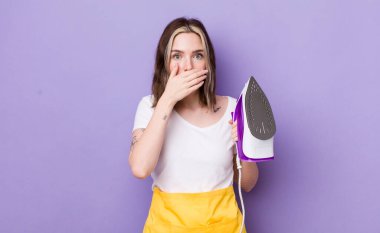 Güzel, beyaz bir kadın elleri ile ağzını kapatıyor. el demiri konsepti